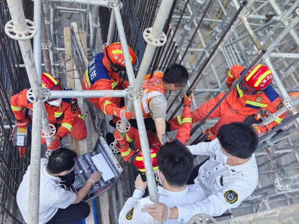 股E融 昆明一工人从高处跌落被钢筋穿体，工友、消防、医护多方接力救援