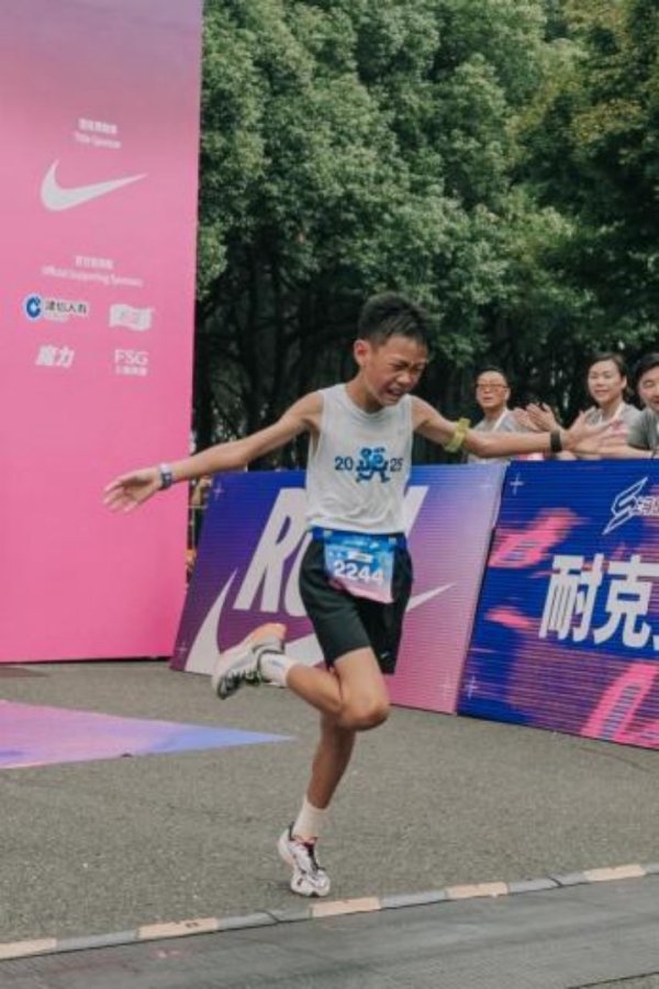 金策略 3000组亲子家庭畅跑滨江赛道，这场少儿跑让孩子们在奔跑中收获勇气与友谊