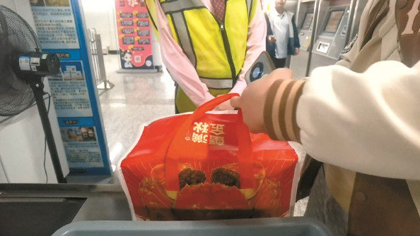 富农优配资源 活的大闸蟹不能“坐”上海地铁 乘客无奈被拒载